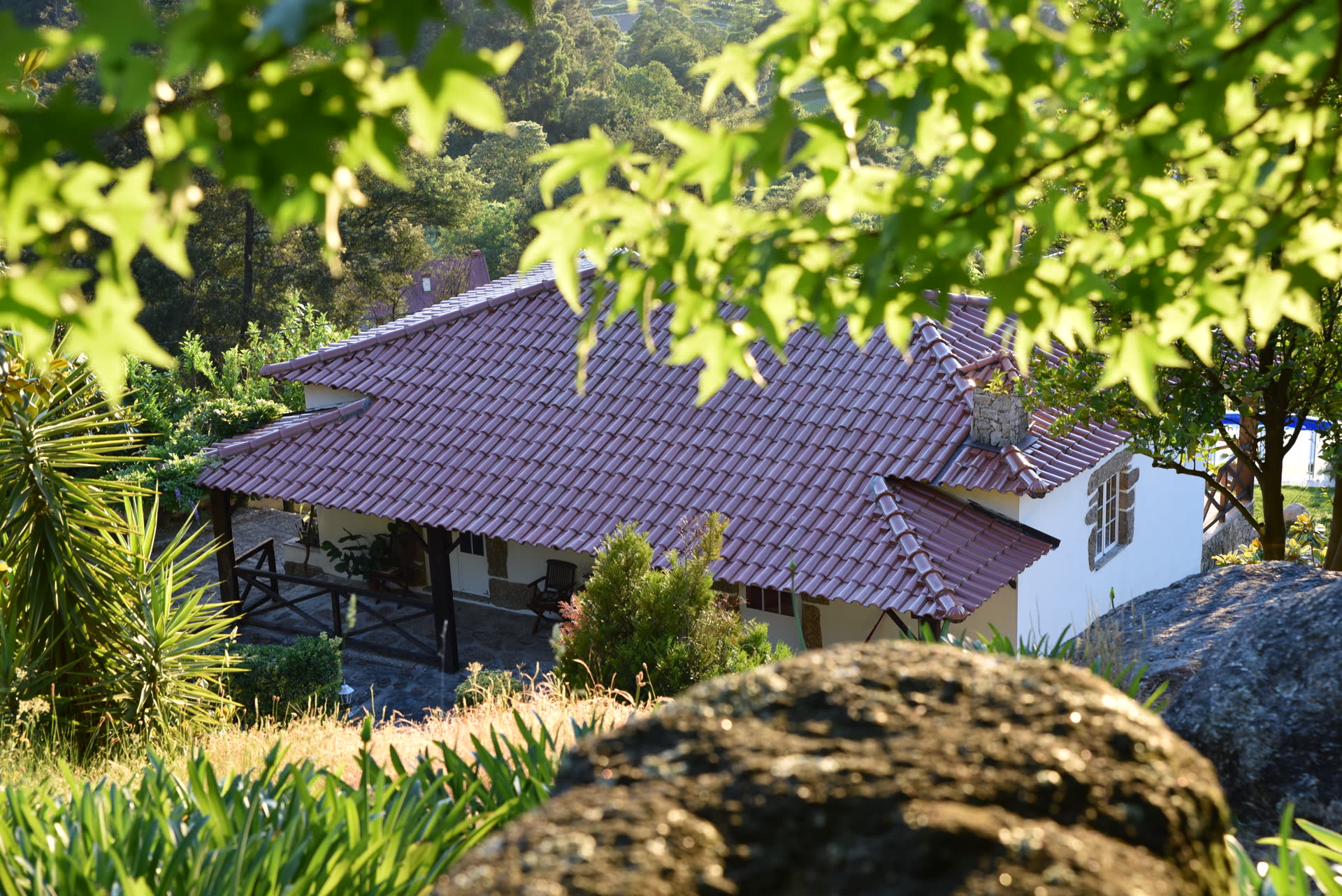 Casa principal integrada entre penedos de granito