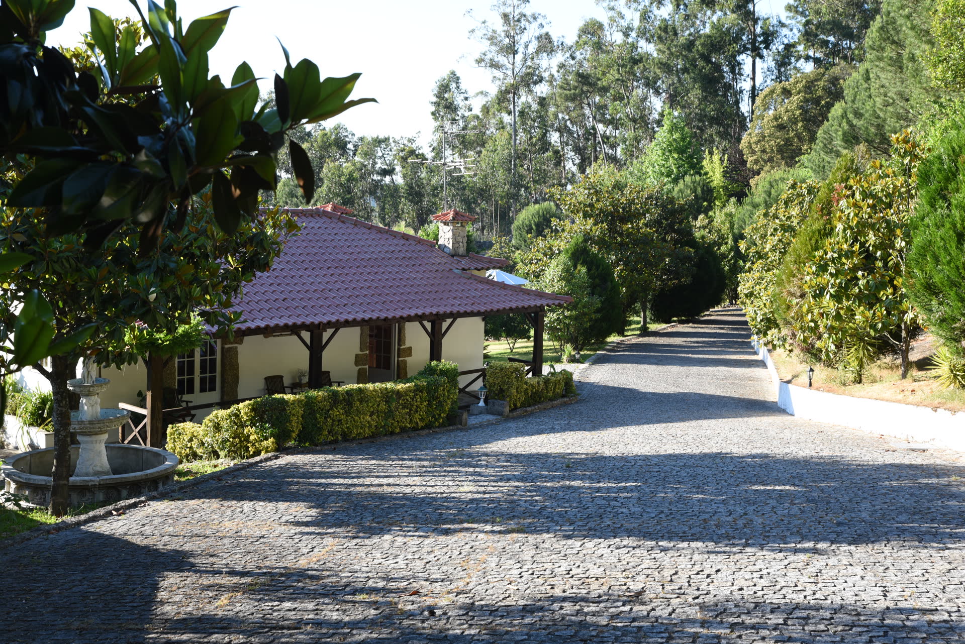 Entrada da quinta com fonte de pedra