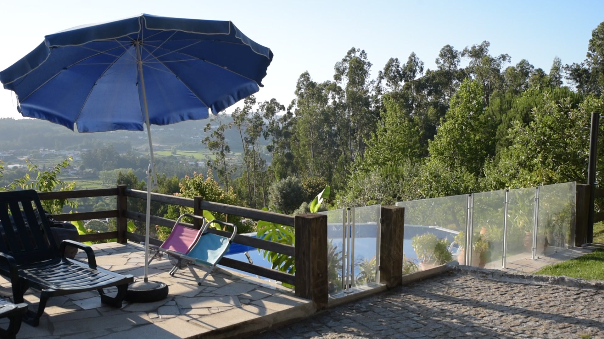 Piscina da Quinta de S. Vicente com vista sobre o vale