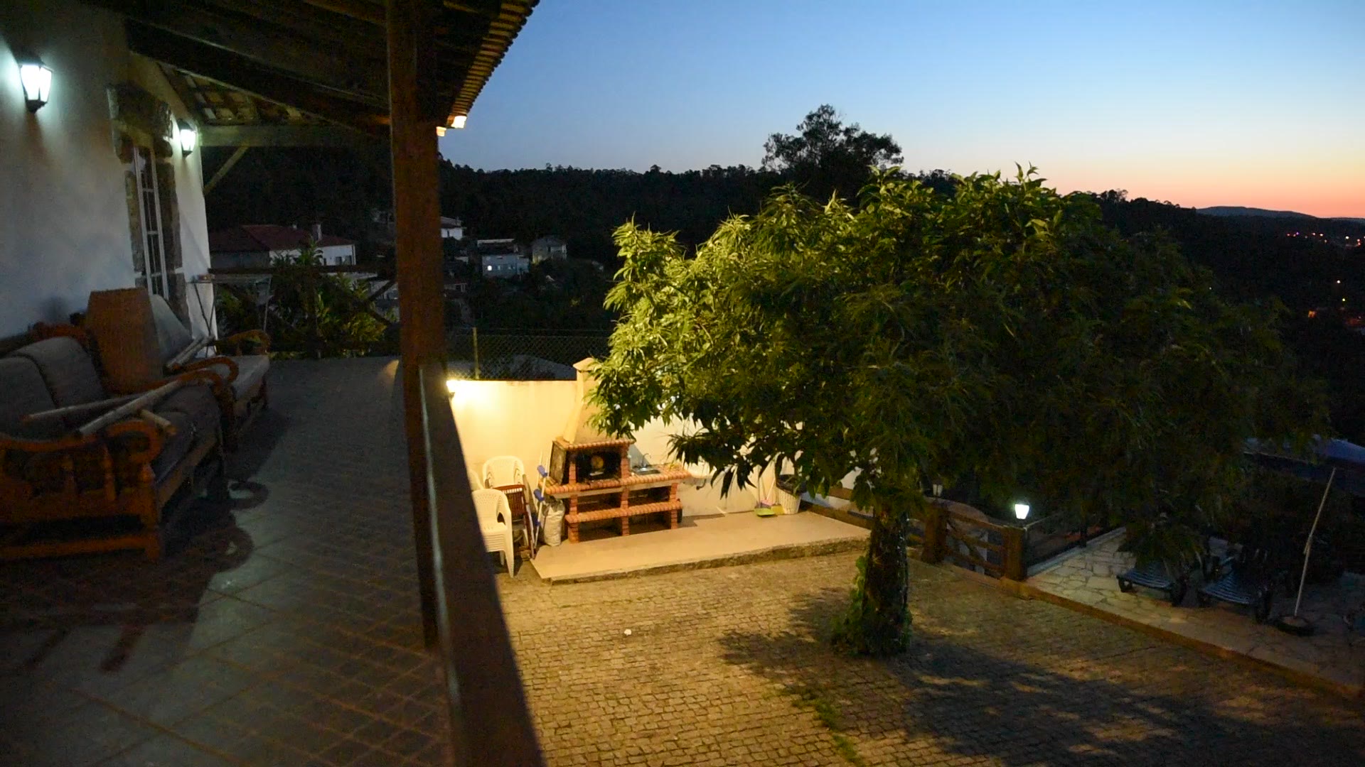 Terraço coberto da Quinta de S. Vicente ao entardecer
